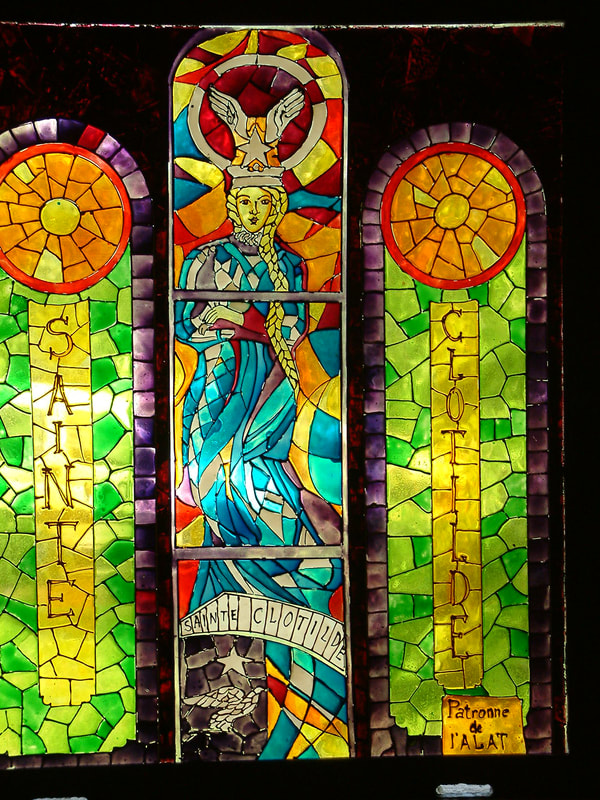 2004 Plana détail du vitrail de la chapelle en hommage à sainte Clotilde sainte patronne de l'ALAT ALAT.FR