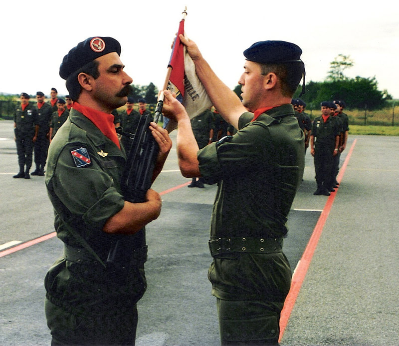 Le capitaine Jean-Yves FORT prend le commandement de la 4e EHAC du 5e RHC, le 1er juillet 1988 Alat.fr