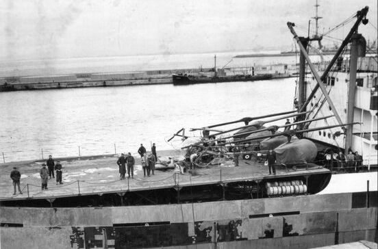 Opération SUEZ : Opération SUEZ : Embarquement des BELL sur le Léon-MAZELLA au port d'Alger (photo 2). Alat.fr