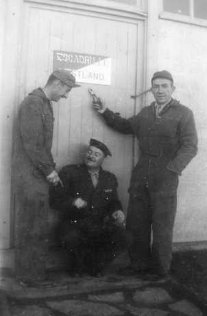 GH n° 2 : GUILLERAUD, HENRY et Louis BACOT devant le local de l'escadrille à Sétif. Alat.fr