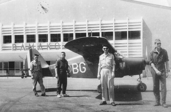 Bamako, de gauche à droite : lieutenant ROCHELET, parachutiste ; adjudant GÉRARD, mécanicien ; capitaine GOTMAN , pilote ; MCH MONTERASTELLI, pilote  Alat.fr