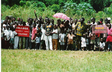 RCA : population de Kouango accueillant le président de la RCA. Alat.fr