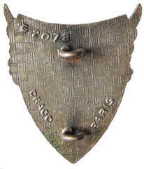 Dos insigne 4e GALAT guilloché droit un peu estompé, plat et argenté, avec monture deux anneaux. Homologation en haut à gauche à l'horizontale, sans cartouche Alat.fr 