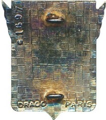 Dos insigne réédition PMAH 14e DI, DRAGO : en émail de synthèse, avec homologation G1697. Dos guilloché, plat et doré, avec monture deux anneaux Alat.fr