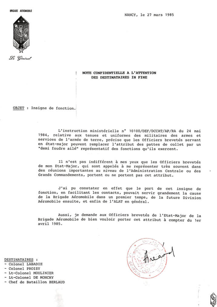 Note de service de la Brigade aéromobile concernant le port insigne de collet personnels brevetés Alat.fr
