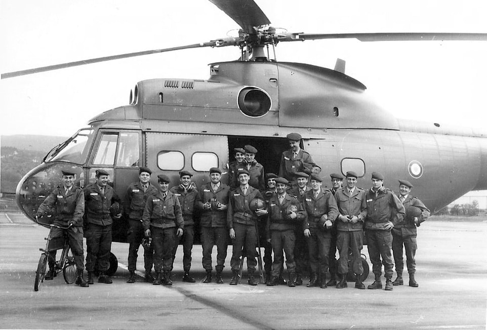 Le 6 avril 1972, les personnels de l'EHL du GALDIV 1 devant un PUMA Alat.fr