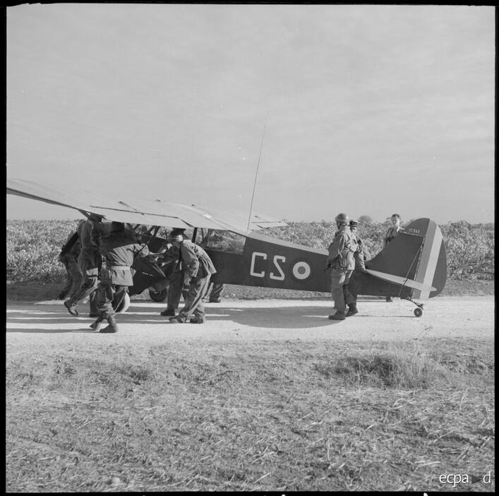 L-18C codé CS du peloton de la 10e DP posé sur une route à la rencontre d'une patrouille du 10e RD aux environs d'Aïn Témouchet Alat.fr