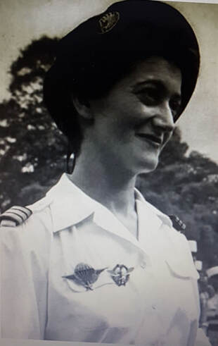 En 1951, le médecin capitaine Valérie ANDRÉ avec le brevet pilote hélicoptère sur la poitrine Alat.fr
