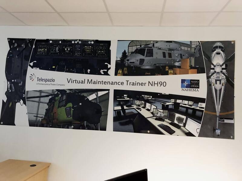 Salle d'instruction des mécaniciens "Virtual Maintenance Trainer NH90"  du CFIA Be-2e RHC Alat.fr