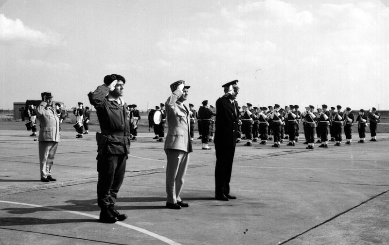 GALDIV 4 : le 6 août 1970, passation de commandement entre le chef de bataillon ARZEL et le chef d'escadron BRACONNIER (2). Alat.fr 