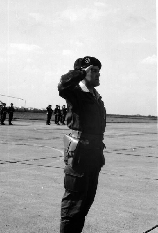 GALDIV 4 : le 6 août 1970, passation de commandement entre le chef de bataillon ARZEL et le chef d'escadron BRACONNIER (1). Alat.fr 