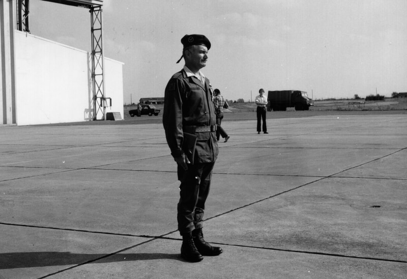 GALDIV 4 : le 6 août 1970, passation de commandement entre le chef de bataillon ARZEL et le chef d'escadron BRACONNIER (3). Alat.fr 
