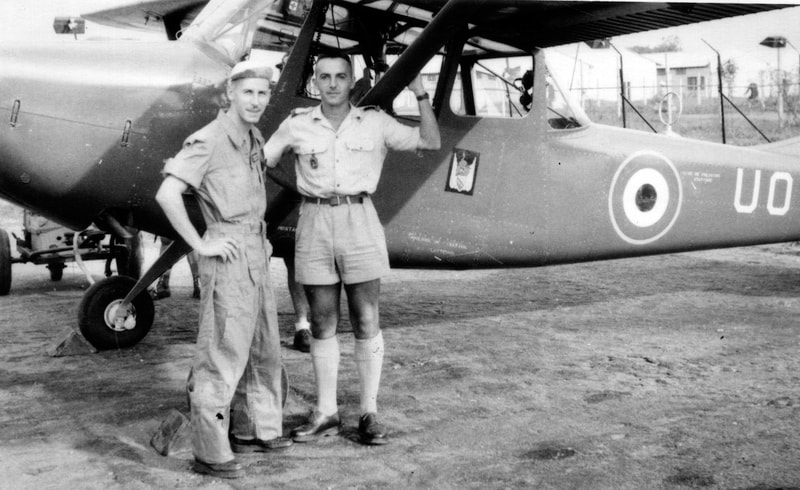 22e GAOA : au départ d'une mission, un mécanicien et le lieutenant MOUÉ posent devant le L-19A n° 112645/UO. Alat.fr