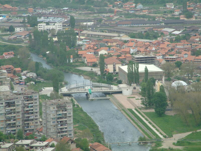 2004 Mitrovica et son pont symbole de la discorde entre les communautés ALAT.FR