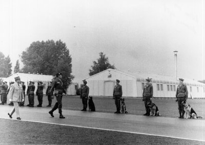 Lille-Lesquin, mars 1977, le chef de bataillon Vasselin remet les fanions aux escadrilles.
Ci-dessous, passant devant la section cynophile, lors de son adieux aux armes, en juillet 1978 (photos via Jean Vasselin).