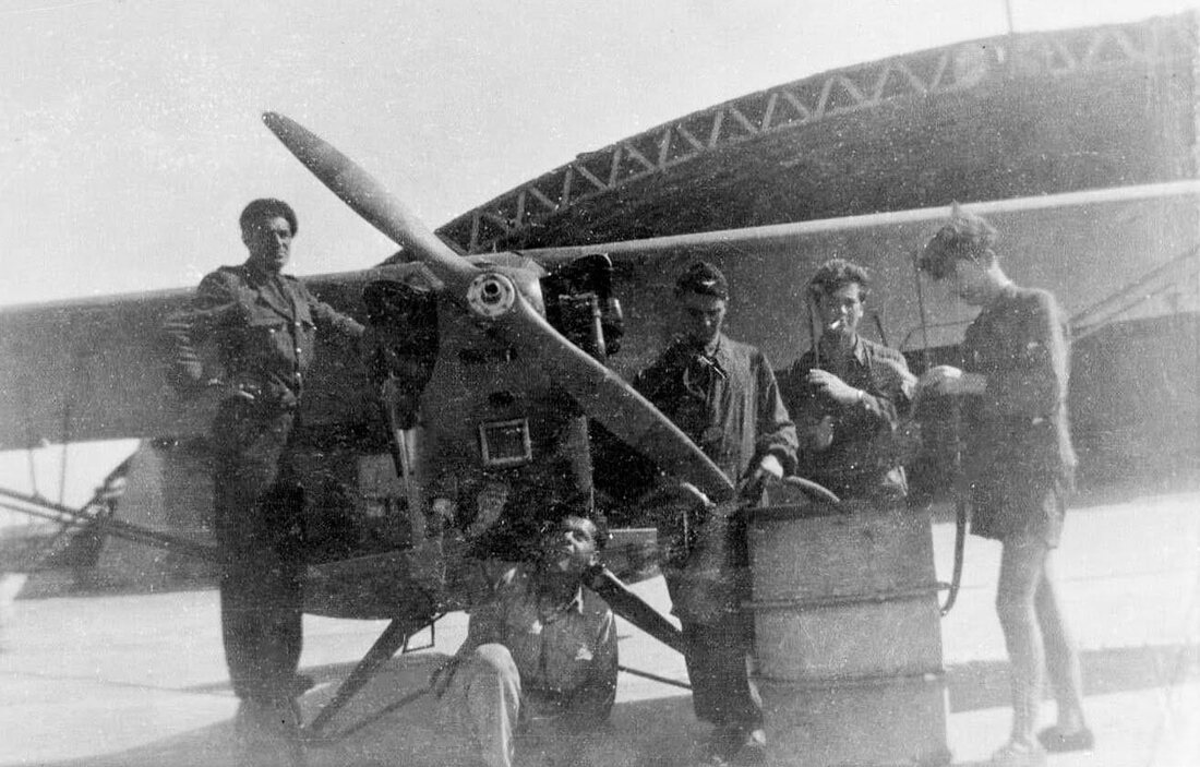 équipages et mécaniciens du 3e groupe du 69e RAA à l'aérodrome de Blois-Le Breuil, en septembre 1945 Alat.fr