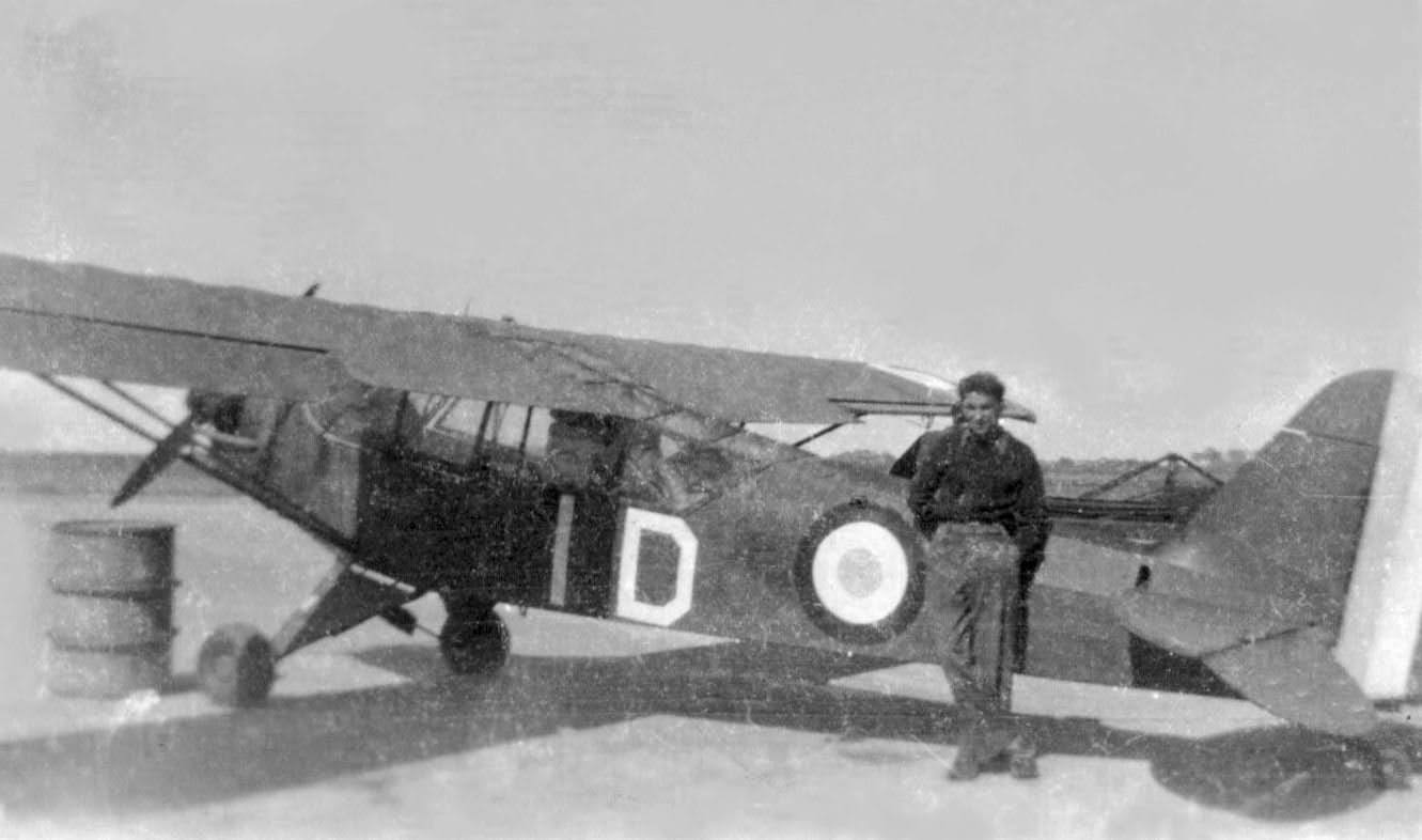 PIPER L-4 codé ID du 3e groupe du 69e RAA à l'aérodrome de Blois-Le Breuil, en septembre 1945 Alat.fr