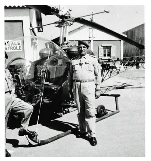 ADC AUVARO de la 676e CRALAT, en 1960, devant un BELL G-2 