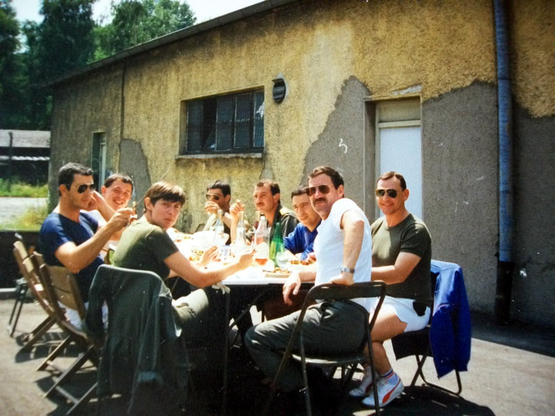 Repas entre collègues de la 6e EHM du 2e RHC en août 1990 Alat.fr