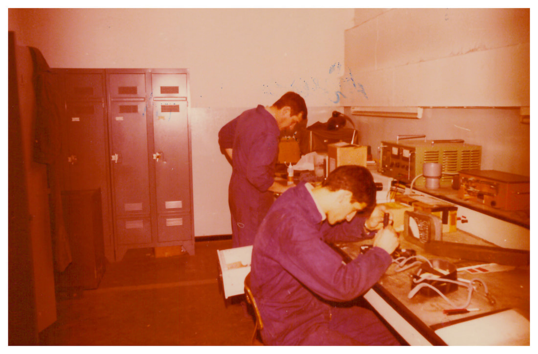 En 1979, dans le nouvel hangar de l'ESR du 2e RHC, l'atelier équipement : ADC MORANT et MDL VITAL. Alat.fr