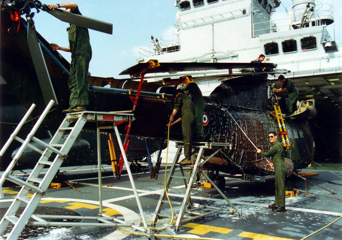 Entretien d'un PUMA en juin 1994, opération Balbuzard. Alat.fr