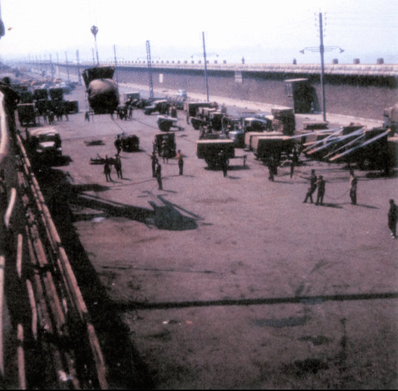 Marseille, 4 août 1962, débarquement du cargo Fontenoy des ALOUETTE II du 3 PA/ZES, Alat.fr
