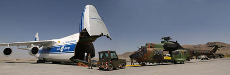 ISAF : 2 septembre 2007, arrivée des premiers COUGAR à Kaboul, à bord d'un Antonov 124 (2). Alat.fr