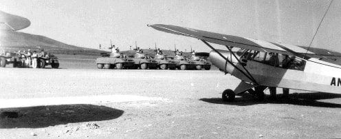 PALAT Colomb-Béchard : défilé terrestre et aérien à Tabelballa, dans le sud saharien, le 23 août 1966, photo 2. Alat.fr