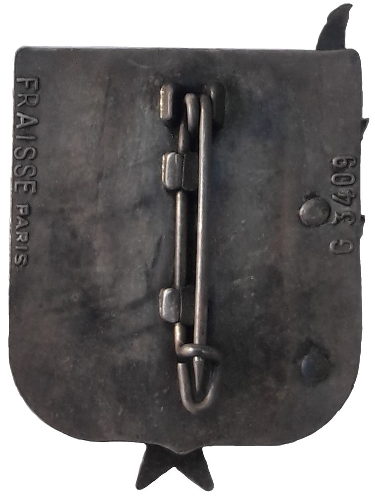 Dos insigne 3e RHC, type 2 : FRAISSE, dos lisse, plat et argenté, avec monture épingle à attache fixe. non numéroté. Alat.fr
