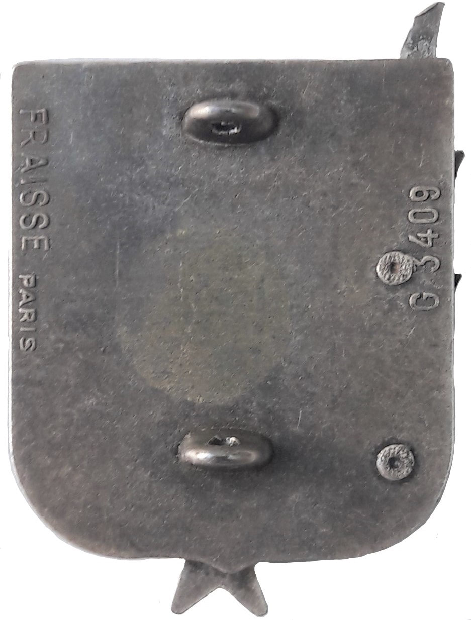 Dos insigne 3e RHC, type 2 : FRAISSE, dos lisse, plat et argenté, avec monture deux anneaux moulés. Alat.fr