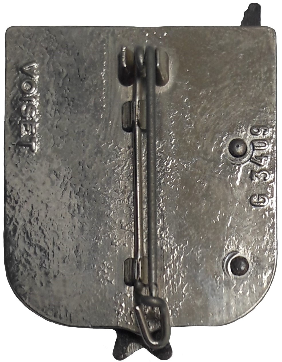 Dos insigne 3e RHC, type 2 : VOISET, dos lisse, plat et argenté, avec monture épingle à attache fixe. Alat.fr