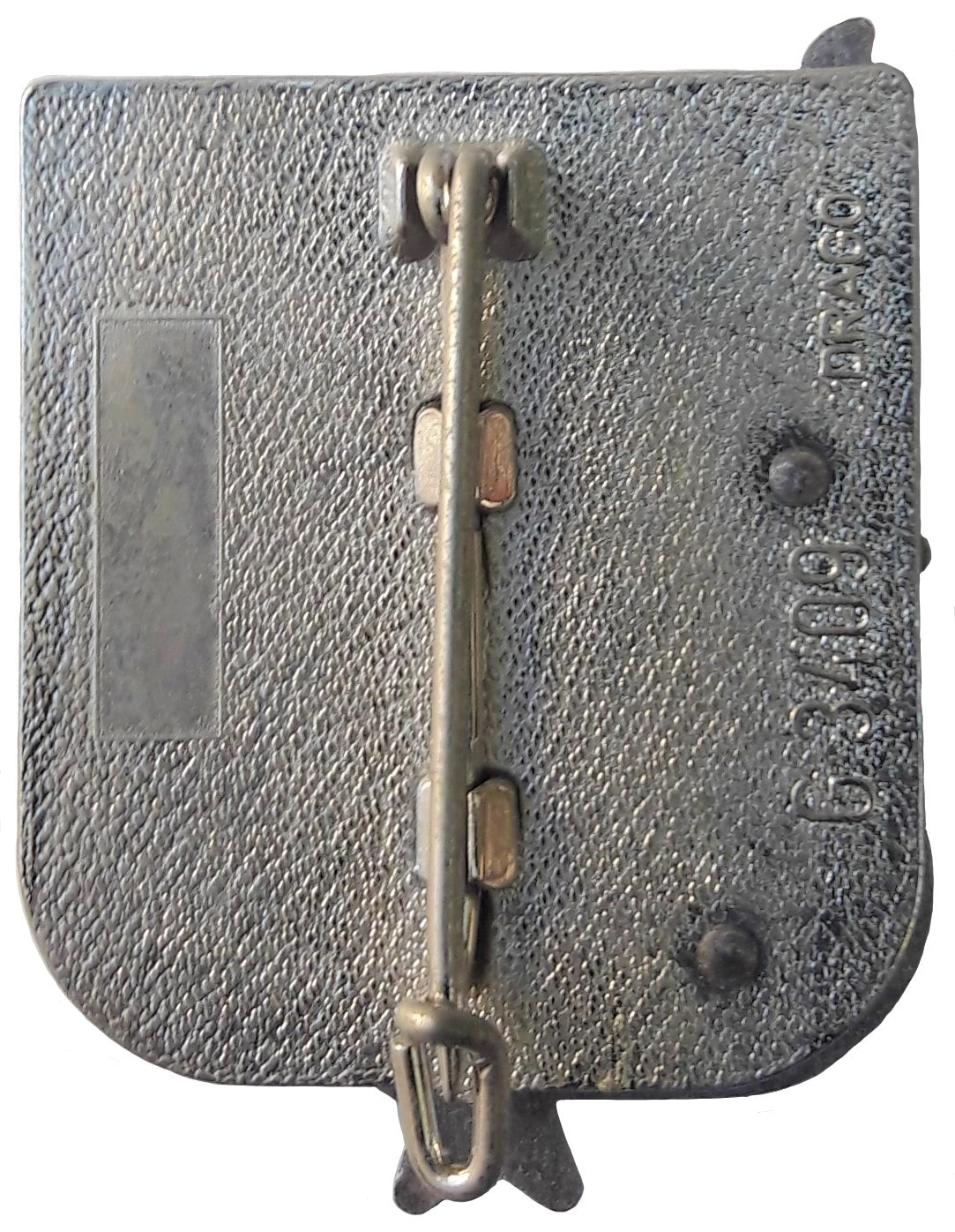 Dos insigne 3e RHC, type 2 : DRAGO. Dos granuleux, plat et argenté, avec monture épingle à attache fixe. Cartouche pour numérotation. Alat.fr
