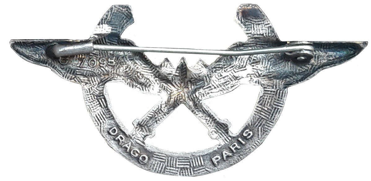 Dos insigne CPOA DRAGO Paris avec fausse homologation G 7095, guilloché, légèrement embouti et argenté, avec monture épingle à bascule Alat.fr
