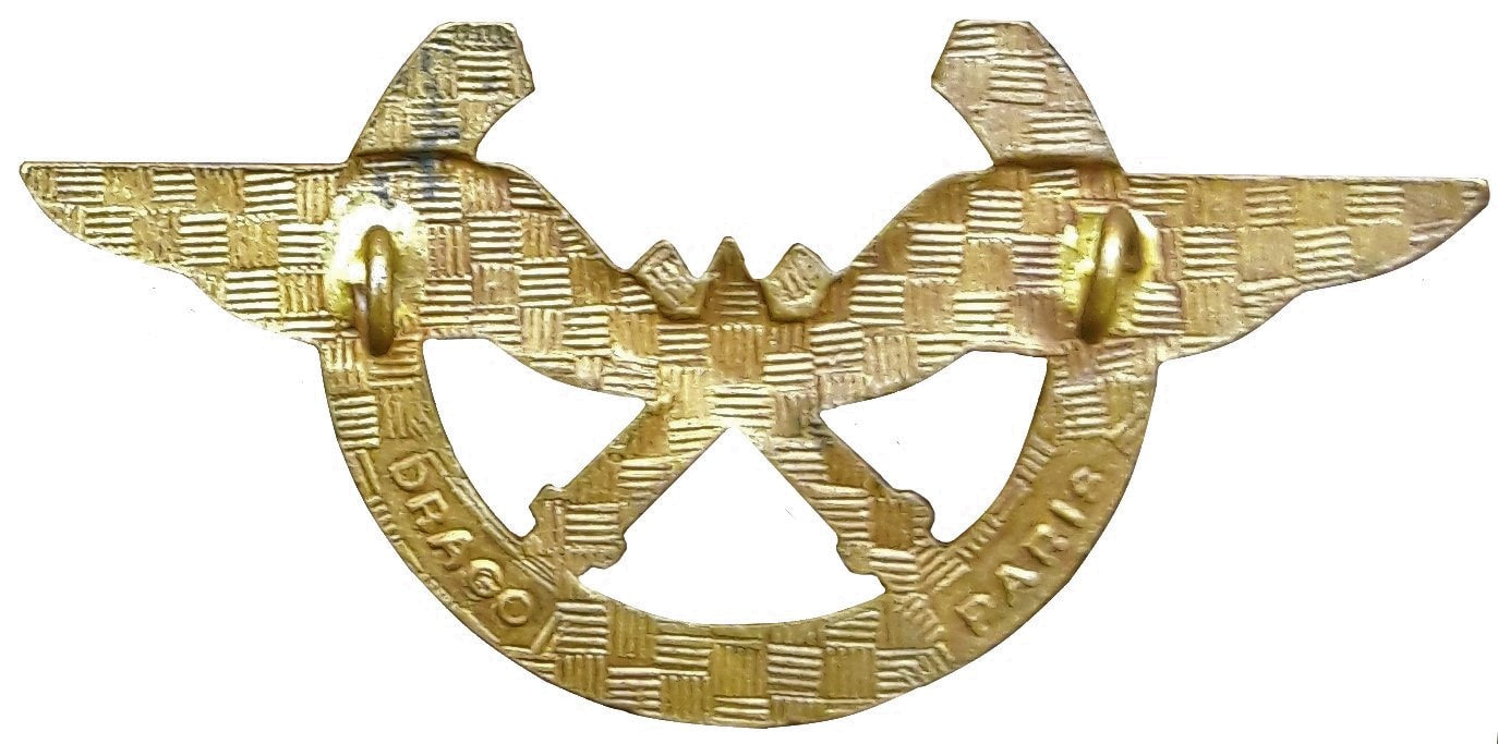Dos insigne CPOA DRAGO Paris, entièrement doré, guilloché, légèrement embouti et doré, avec monture deux anneaux Alat.fr