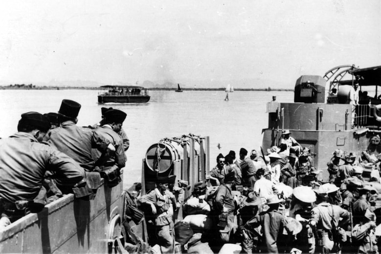 21e GAOA : Haïphong, le 14 octobre 1954. Embarquement sur un LCT pour rejoindre le 