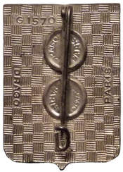Dos de l'insigne du 2e PAZOO de fabrication Drago,dos guilloché, plat et argenté, avec monture boléro à double pastille ronde marquée DRAGO. Marquages dans cartouches rectangulaires. 