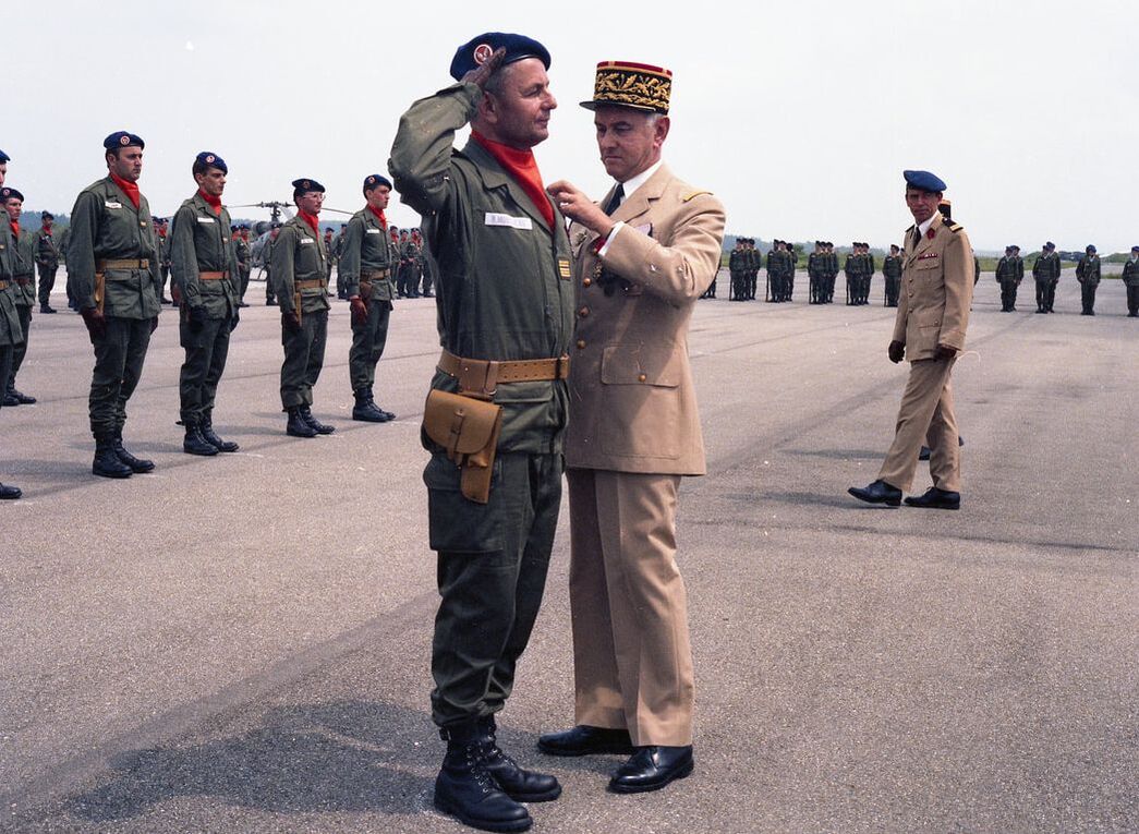 Colonel MONGUILAN, recevant la fourragère des mains du général BRASART, CCFFA, le 6 juin 1979, Alat.fr