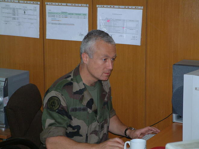 DETALAT KOSOVO mandat n° 4, le chef de bataillon LUCCHINI à son poste de travail Alat.fr