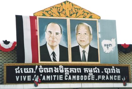 APRONUC : portraits géants du président Mitterrand et du prince Sihanouk. Alat.fr
