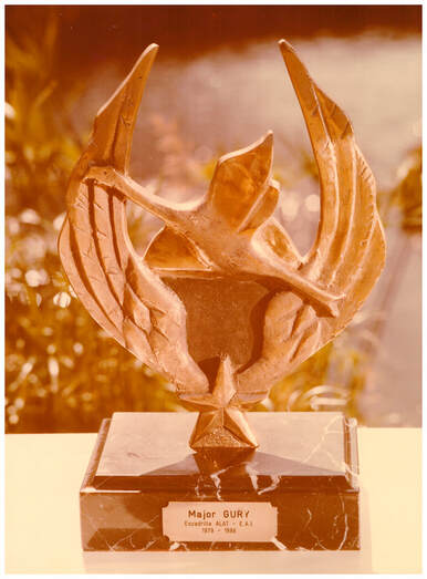 Insigne de l'escadrille ALAT de l'EAI, en bronze sur support en marbre, offert au Major Jean GURY. Alat.fr