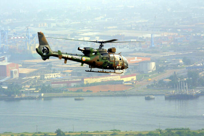 GAZELLE VIVIANE, codée BYS, survolant le port d'Abidjan, le 29 décembre 2002 opération licorne. Alat.fr