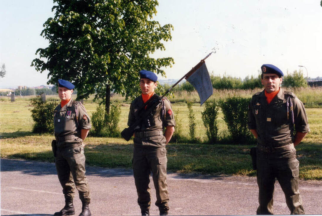 Friedrichshafen en 1990, passation de commandement entre les capitaines CHAMPEL, à gauche, et PIERRE. Alat.fr