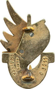 Dos de l'insigne 1er GHL type 2 : FRAISSE, dos lisse, plat et doré, avec monture deux anneaux moulés. Alat.fr