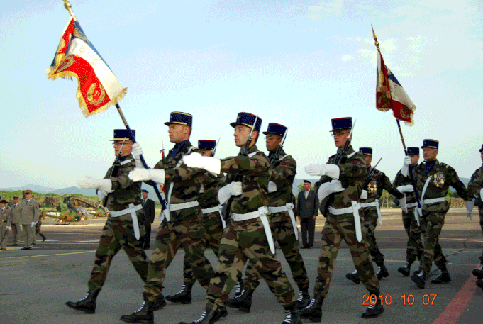 ​L'étendard du GAM-STAT (7e RHC) et sa garde, au Luc, le 7 octobre 2010. Alat.fr