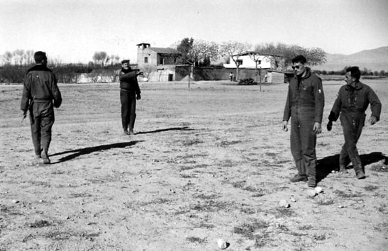 GH n° 2 à l'EHO 5 : sud des Aurès en 1960/1961, partie de boules avec des pierres. Alat.fr