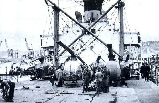 Opération SUEZ : Embarquement des BELL sur le Léon-MAZELLA au port d'Alger (photo 1). Alat.fr
