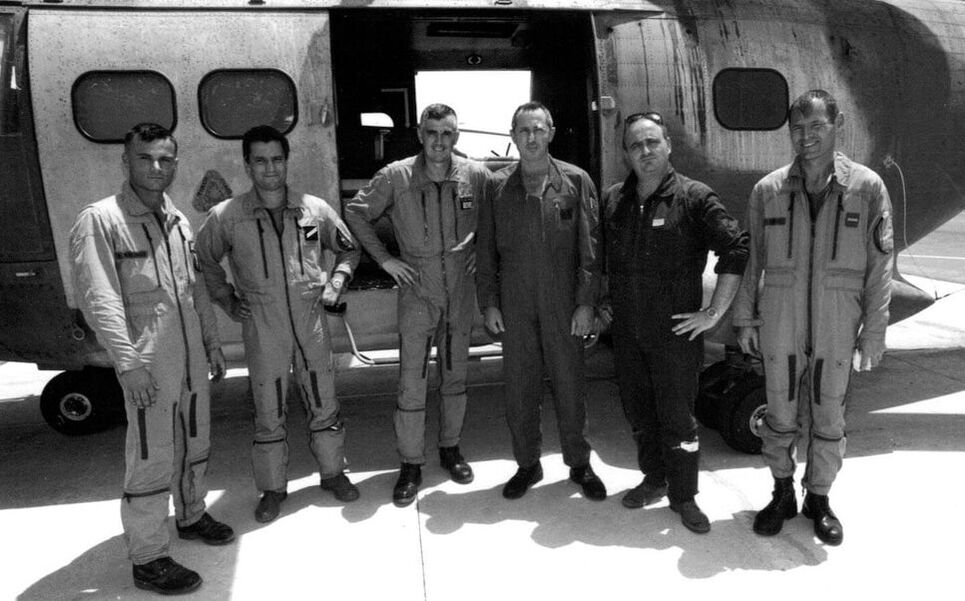 DETALAT Djibouti : ECMA en 1996-1997, un équipage, devant le PUMA CMZ, lors d'une mission à Addis Abéba, en Éthiopie. Alat.fr