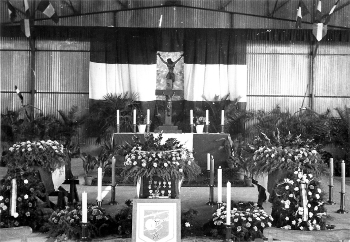 GH n° 3 : chapelle ardente pour les obsèques du capitaine LEROUX et des maréchaux des logis CATHELIN et Roland MONGELOUS, décédés le 27 juillet 1957 à bord d'un NC-856. Alat.fr