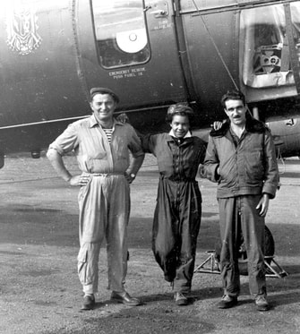 ​GH n° 2 : Françoise MATHURIN posant devant un H-21C, entre l'adjudant PAUVREAU, mécanicien et LHOTE, pilote. Alat.fr