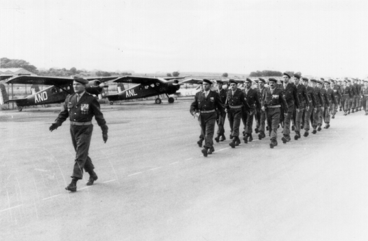 GALAT n° 3 : le 22 novembre 1960, passation de commandement entre le chef de bataillon JESTIN et le chef d'escadron KRAUSS (2). Alat.fr